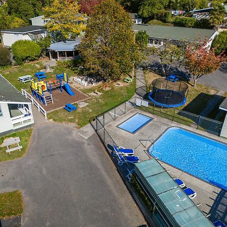 Tasman Holiday Parks Picton Dış mekan fotoğraf Aerial view of the school's swimming pool