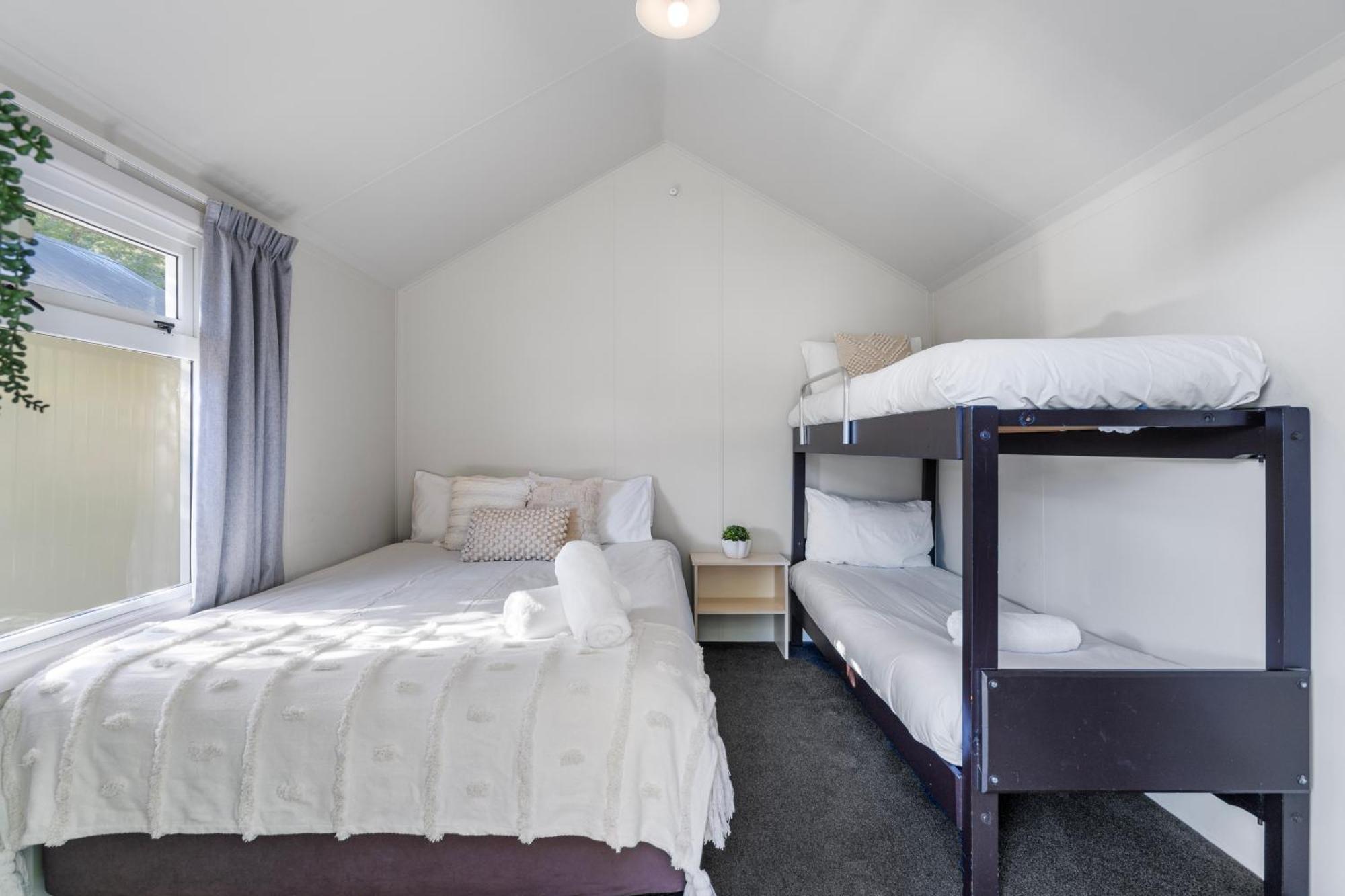 Tasman Holiday Parks Picton Dış mekan fotoğraf A bunk bed in a bedroom