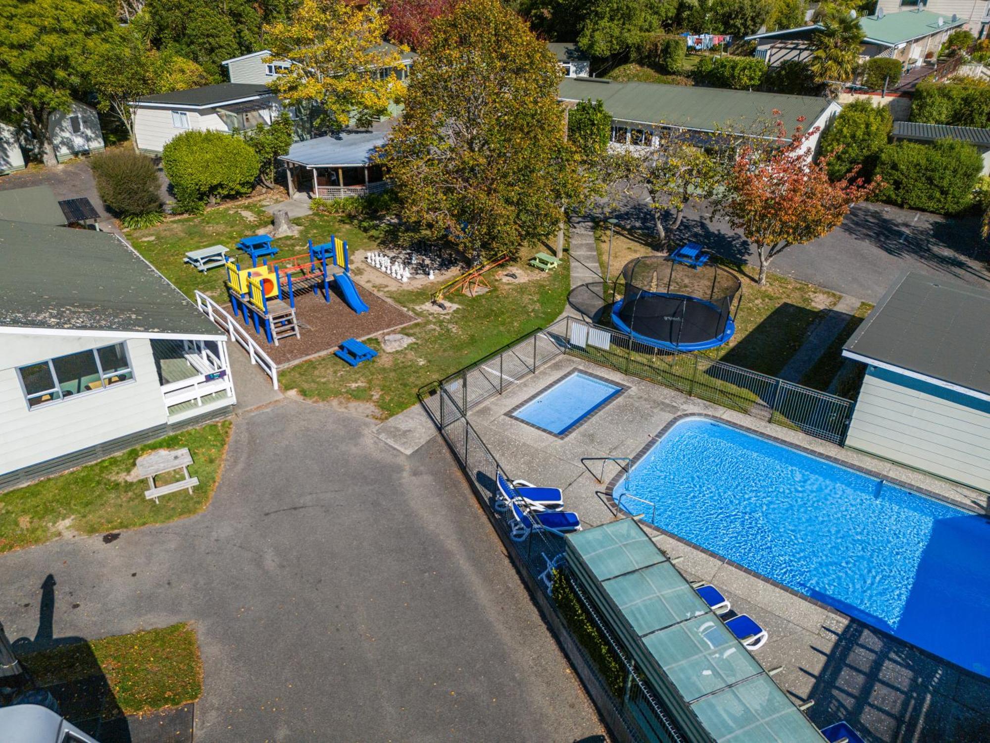 Tasman Holiday Parks Picton Dış mekan fotoğraf Aerial view of the school's swimming pool
