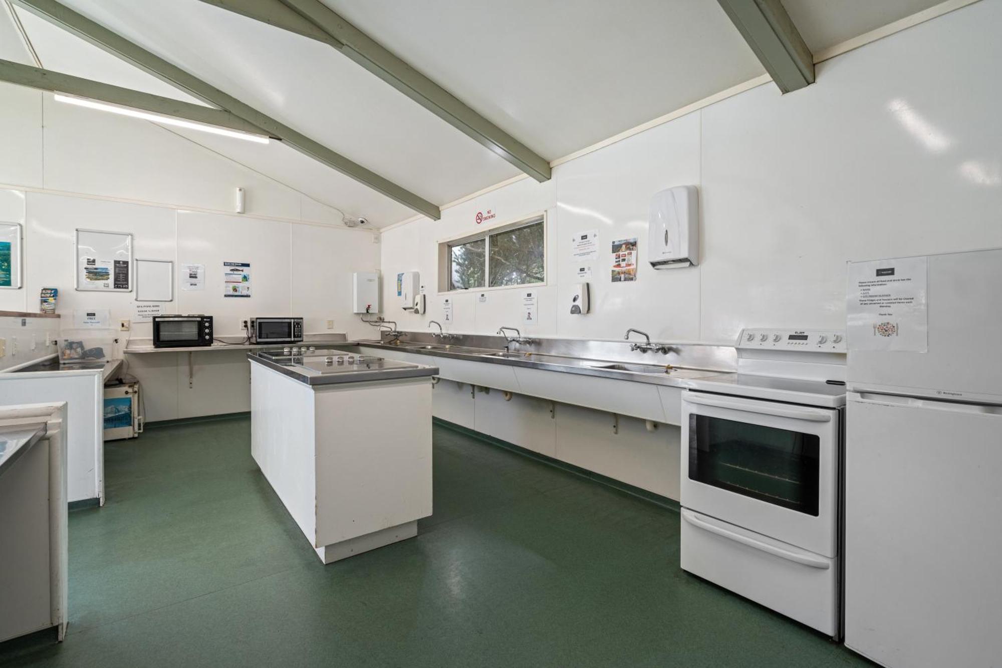 Tasman Holiday Parks Picton Dış mekan fotoğraf The kitchen at the station