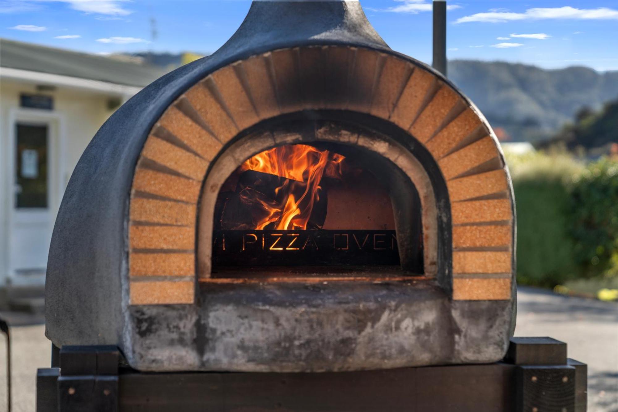Tasman Holiday Parks Picton Dış mekan fotoğraf Wood-burning pizza oven