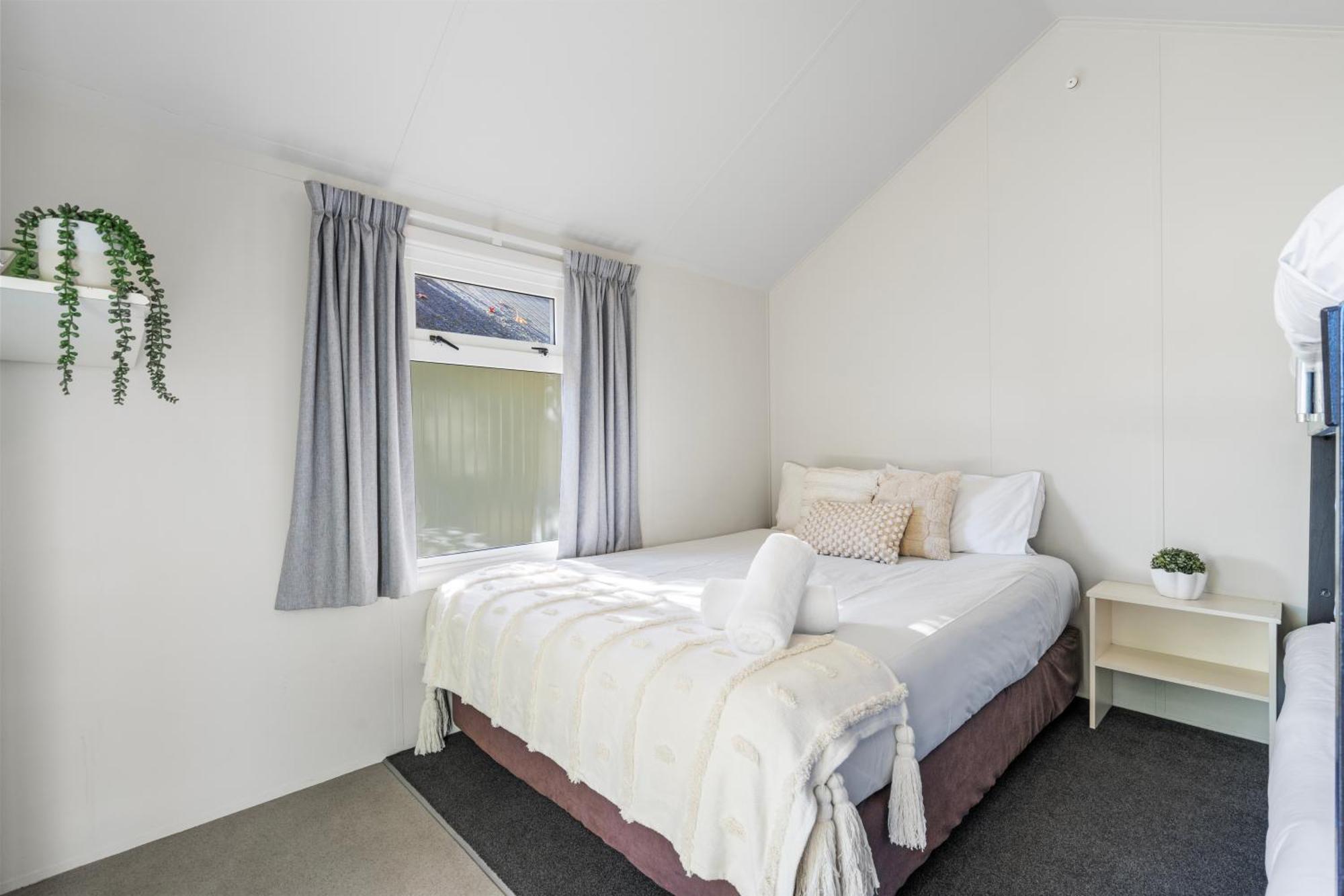 Tasman Holiday Parks Picton Dış mekan fotoğraf A bedroom in a student flat