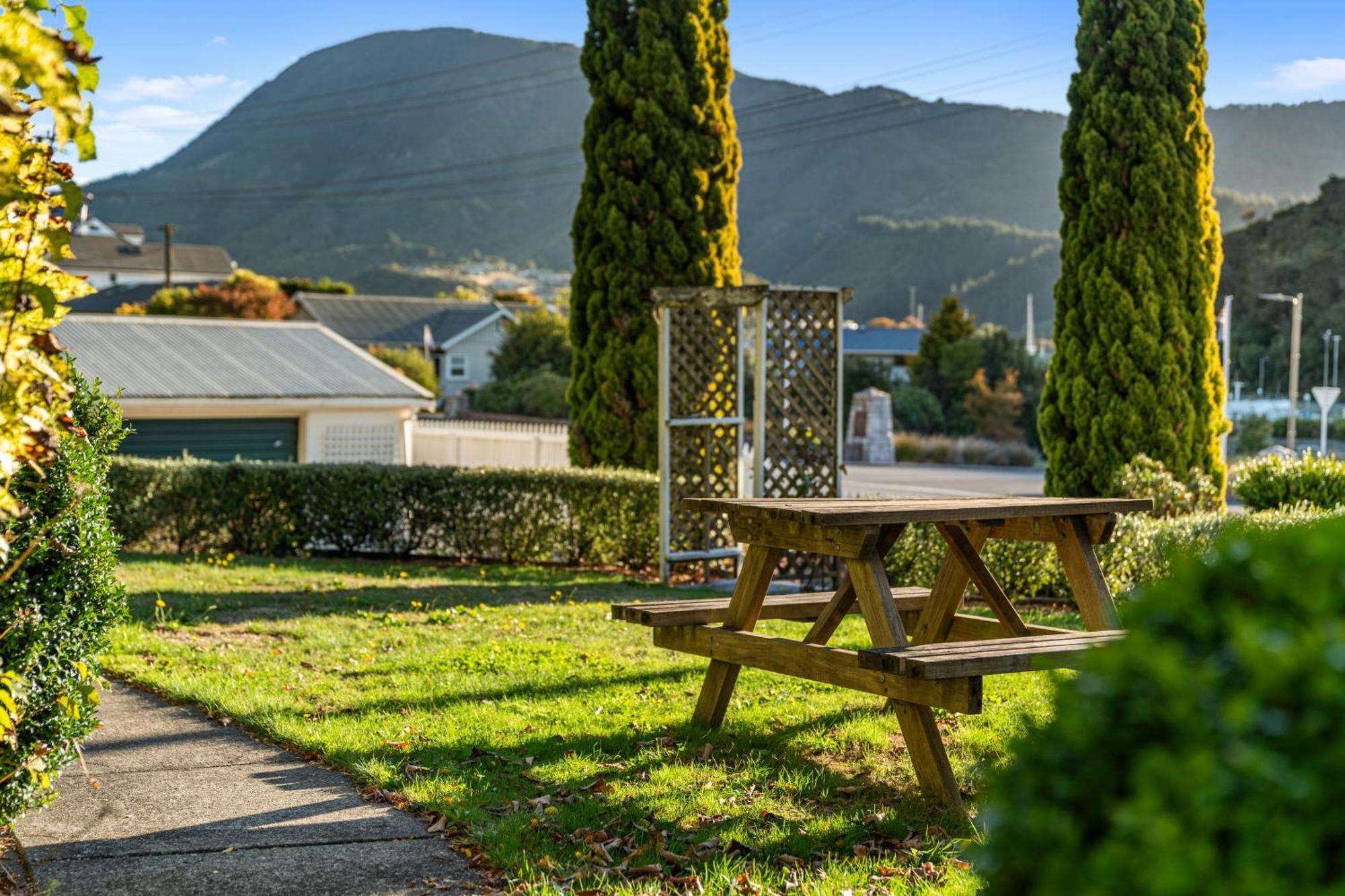 Tasman Holiday Parks Picton Dış mekan fotoğraf The park's main lawn