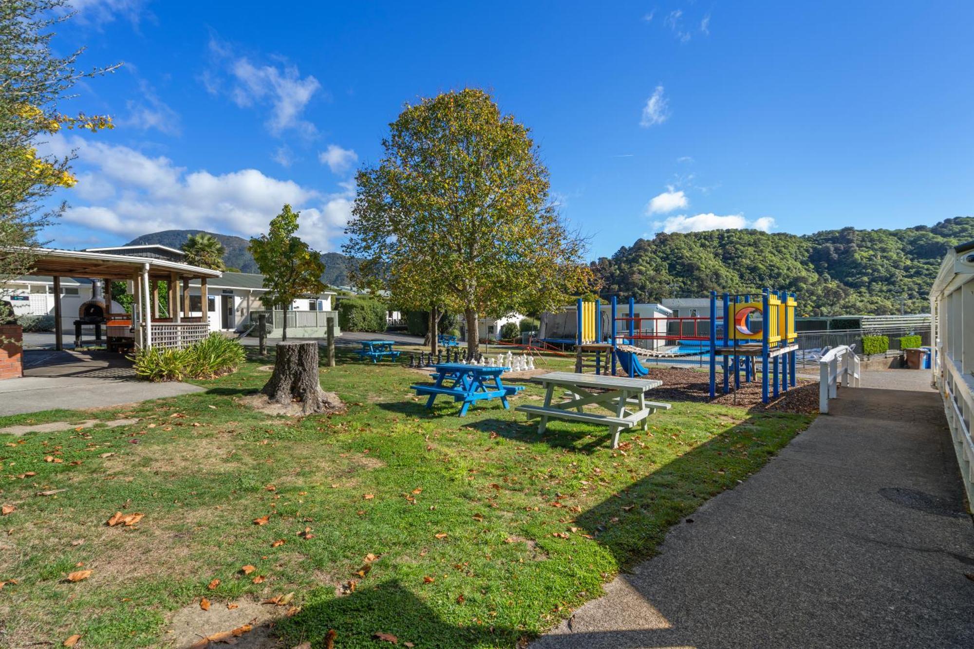 Tasman Holiday Parks Picton Dış mekan fotoğraf Playground at the school