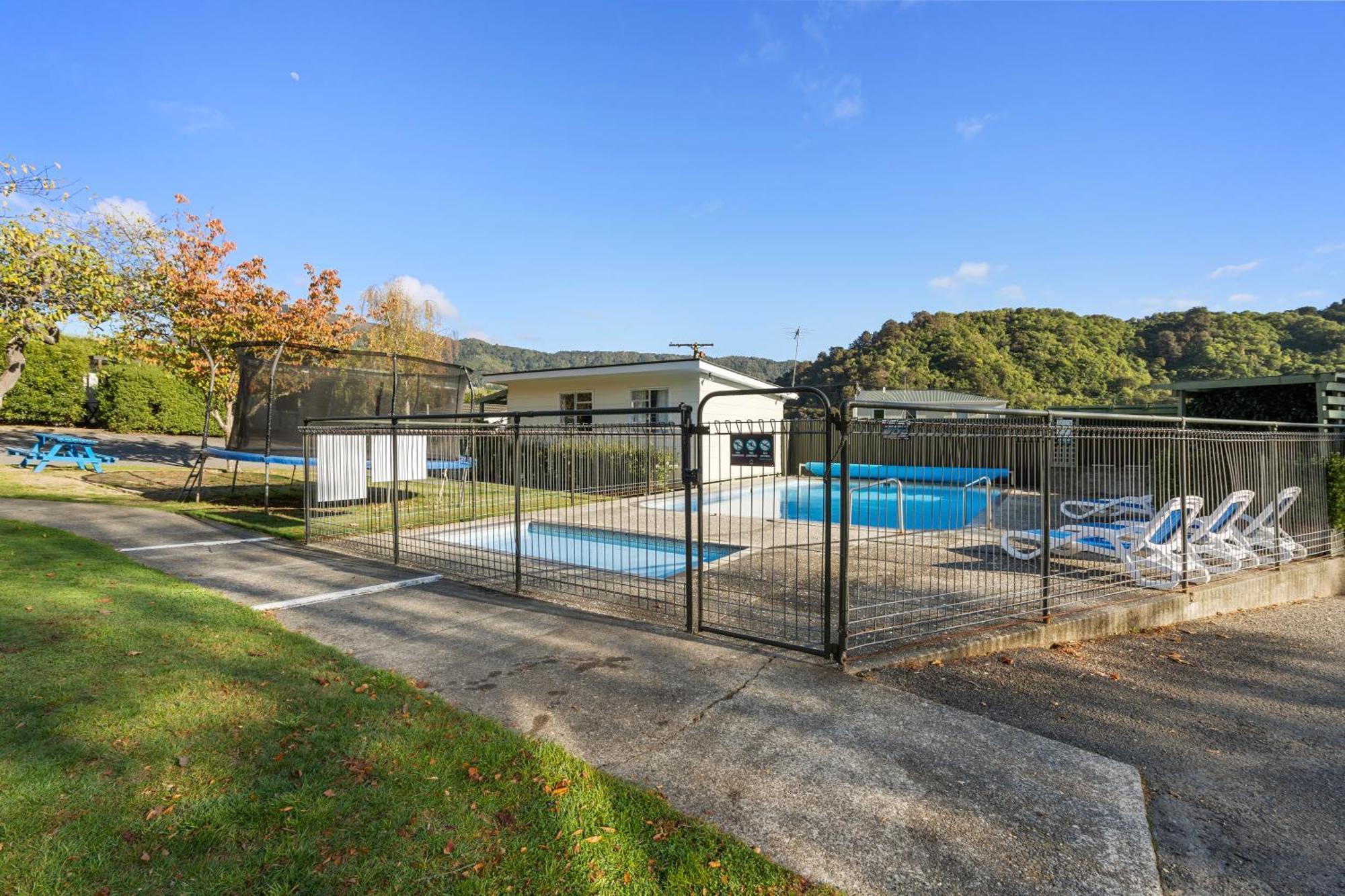 Tasman Holiday Parks Picton Dış mekan fotoğraf The swimming pool at the station