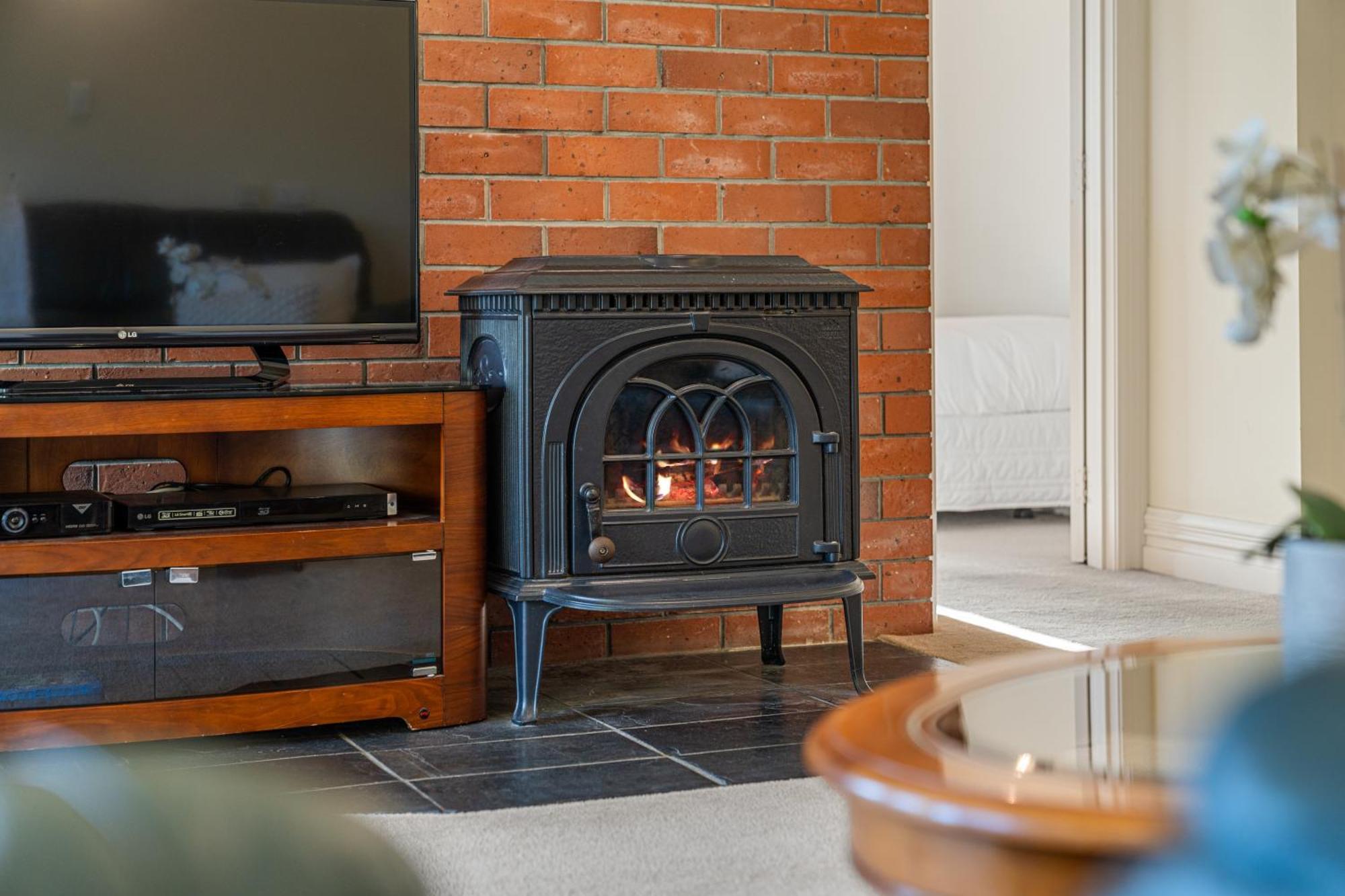 Tasman Holiday Parks Picton Dış mekan fotoğraf A wood-burning stove