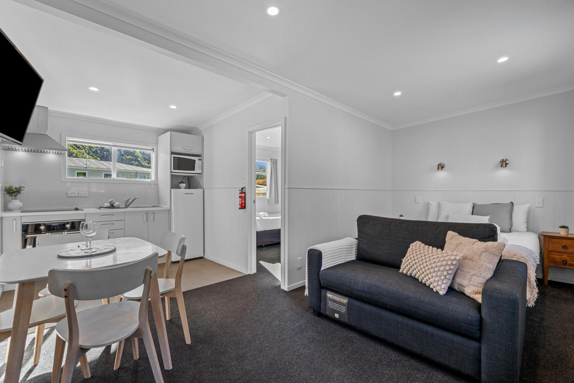 Tasman Holiday Parks Picton Dış mekan fotoğraf A typical studio apartment
