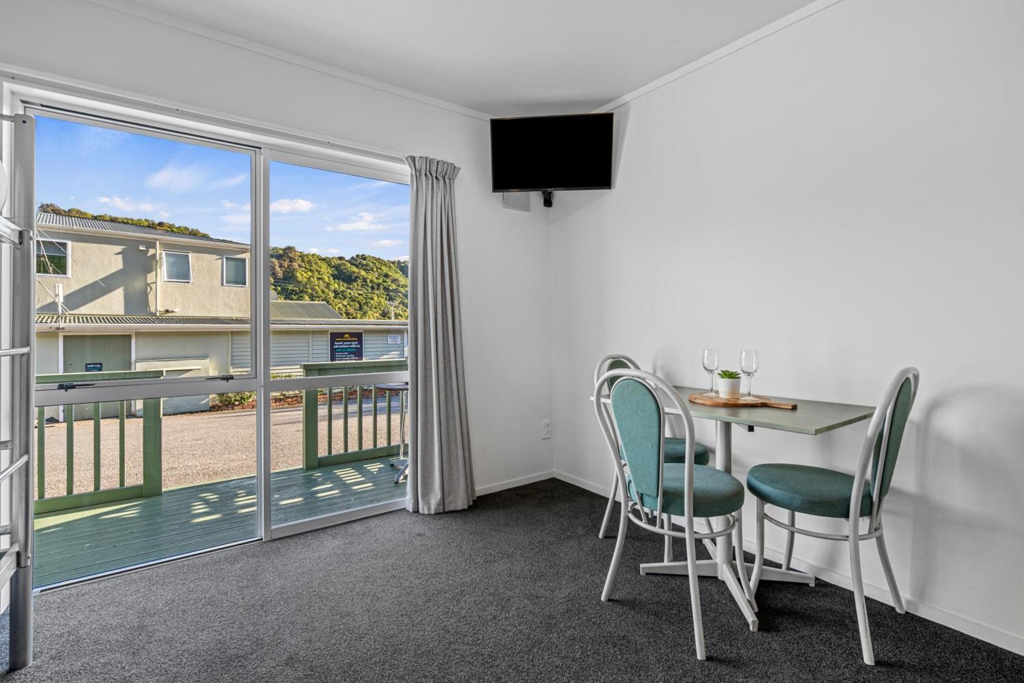 Tasman Holiday Parks Picton Dış mekan fotoğraf A typical studio apartment