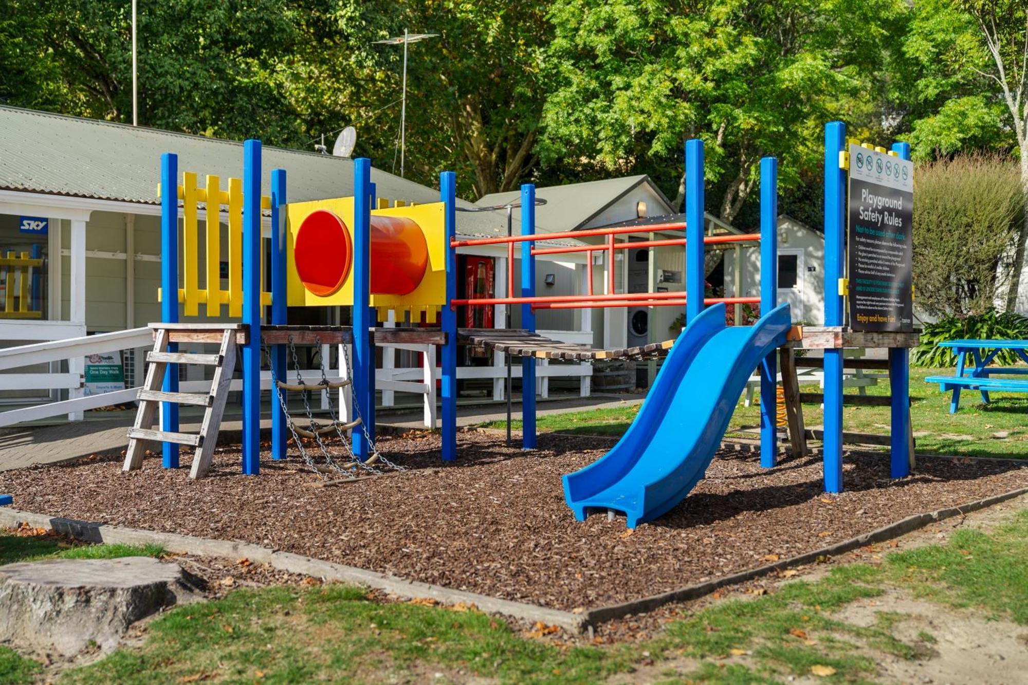 Tasman Holiday Parks Picton Dış mekan fotoğraf Playground at the station