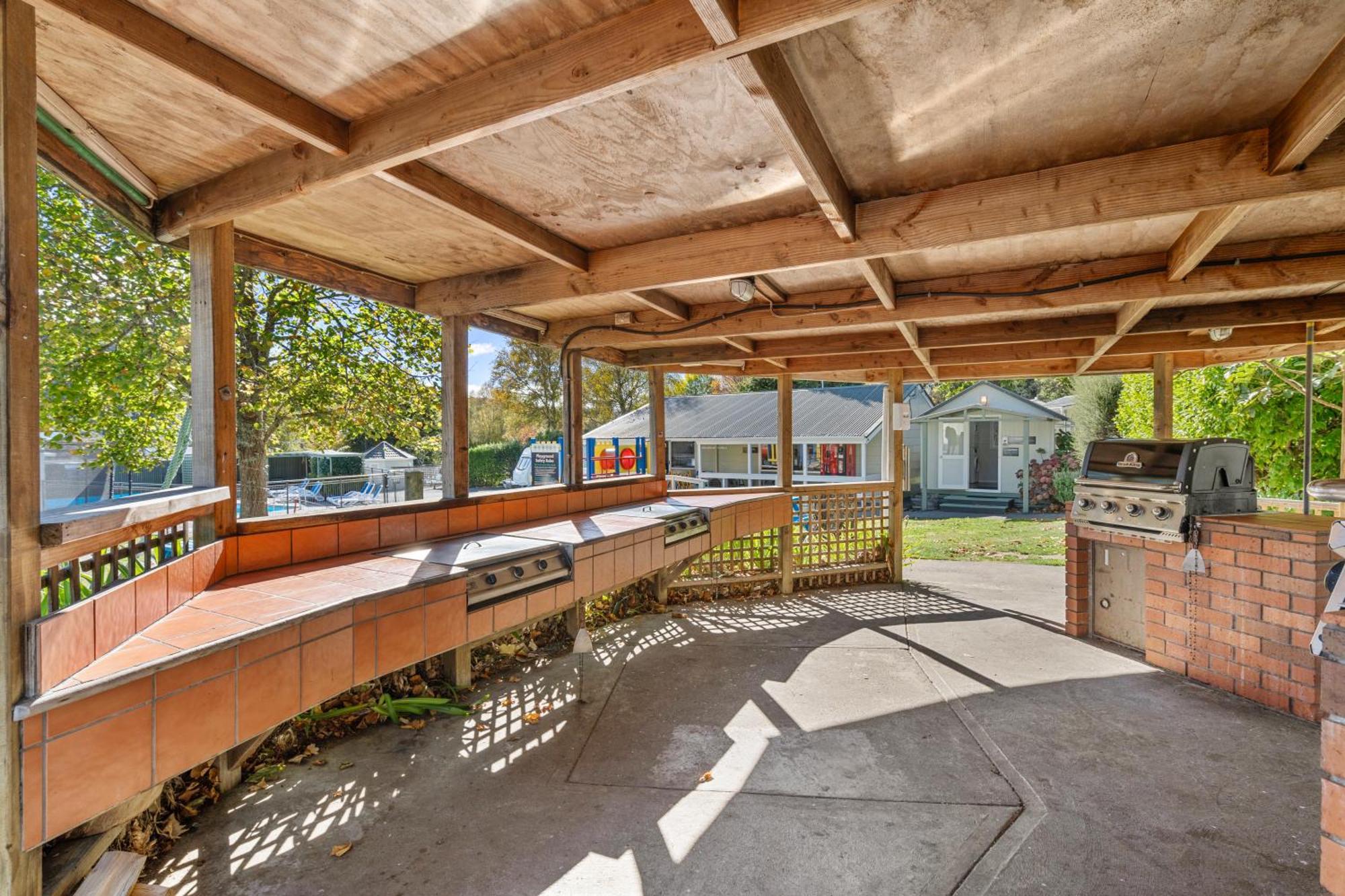 Tasman Holiday Parks Picton Dış mekan fotoğraf The outdoor kitchen at the Student Union