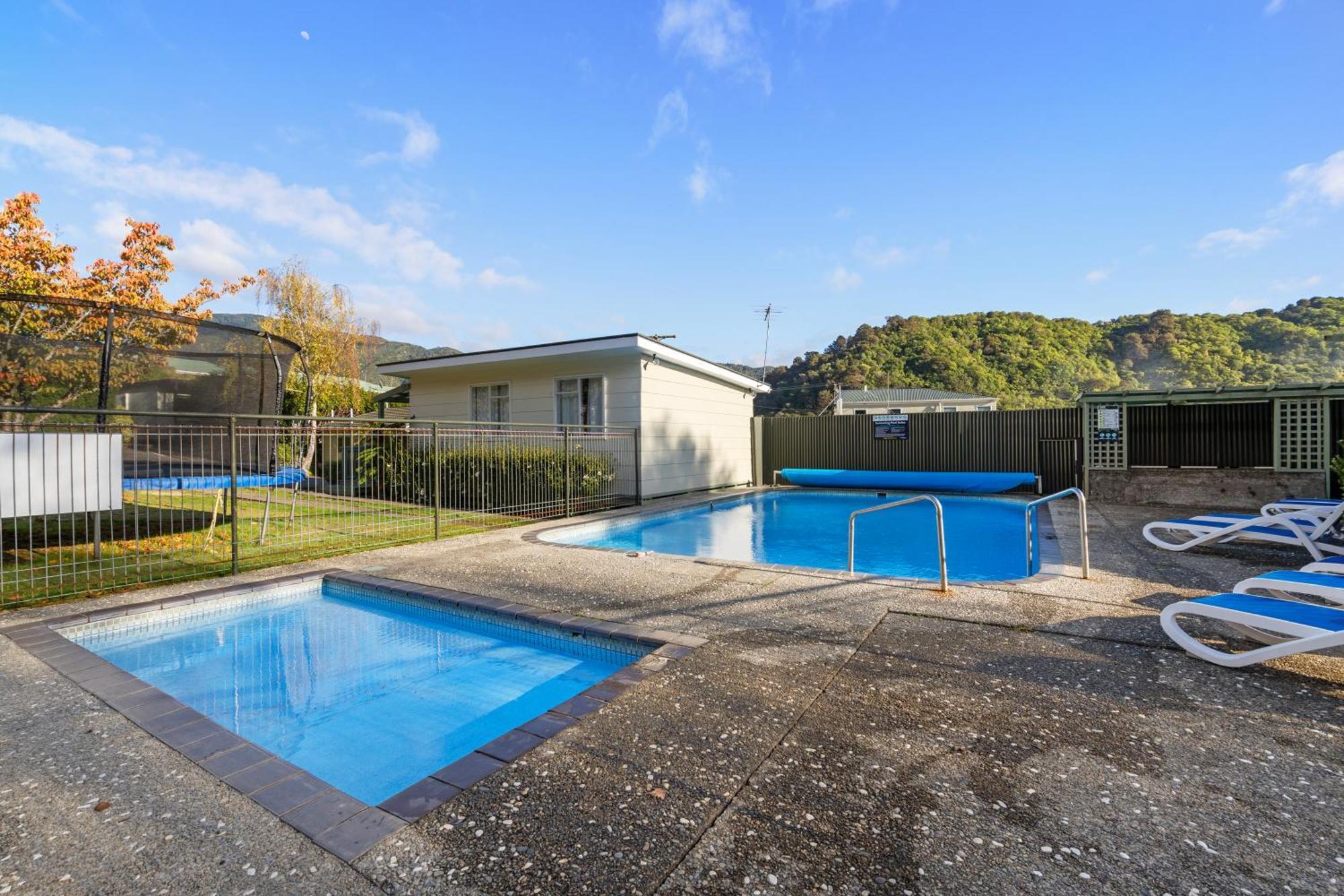 Tasman Holiday Parks Picton Dış mekan fotoğraf Swimming pool at the University of Waikato