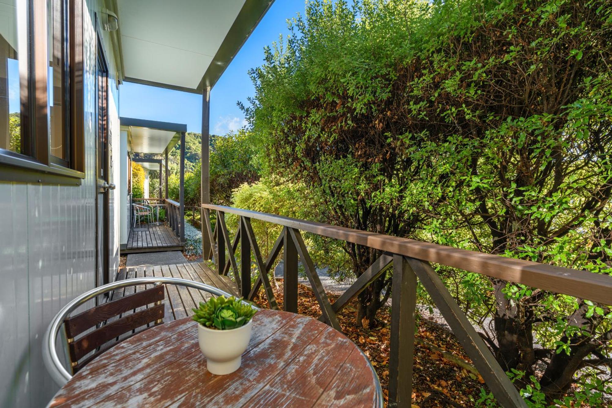 Tasman Holiday Parks Picton Dış mekan fotoğraf A balcony in a house