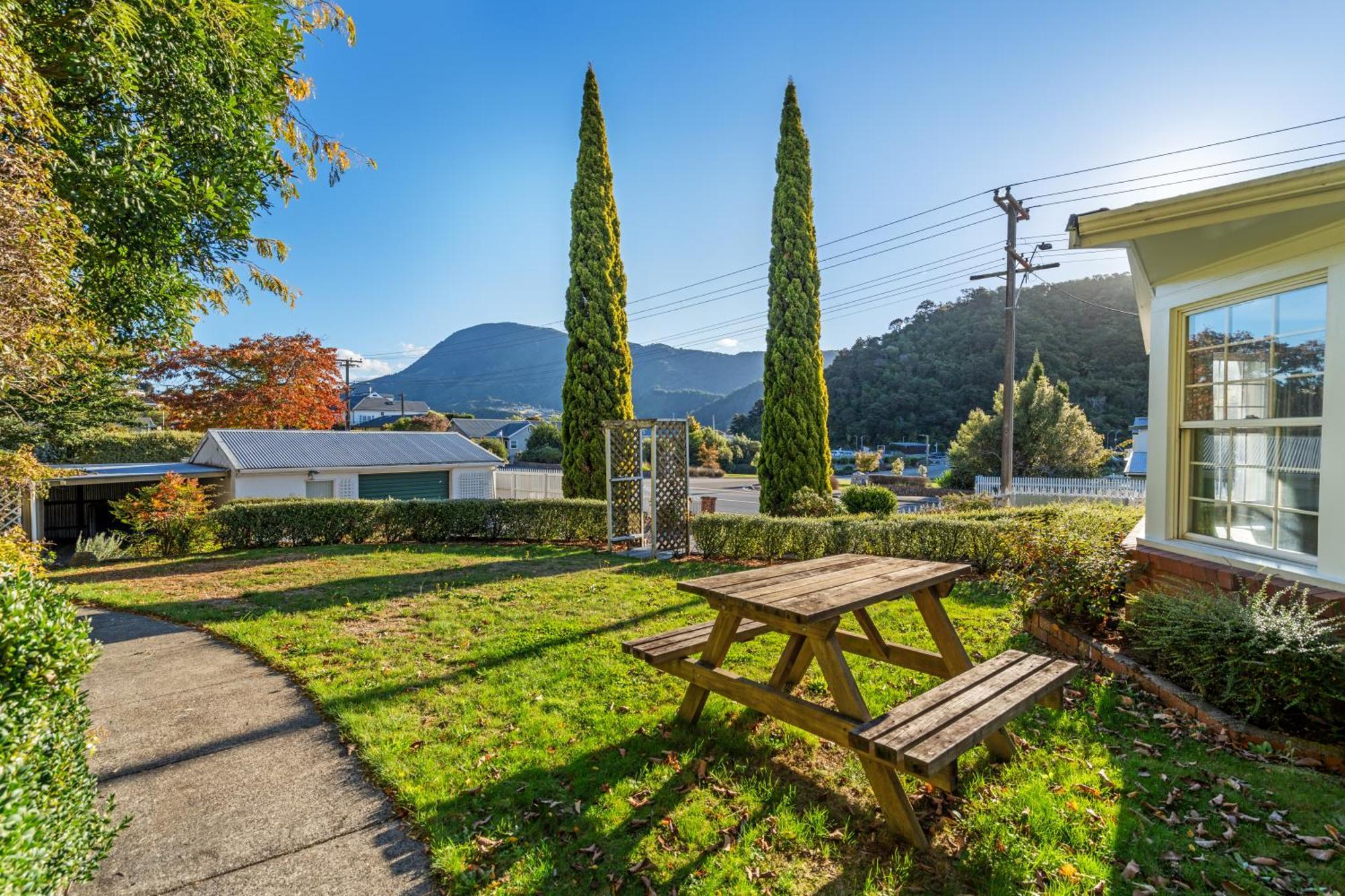 Tasman Holiday Parks Picton Dış mekan fotoğraf The garden of the Riwaka Tavern