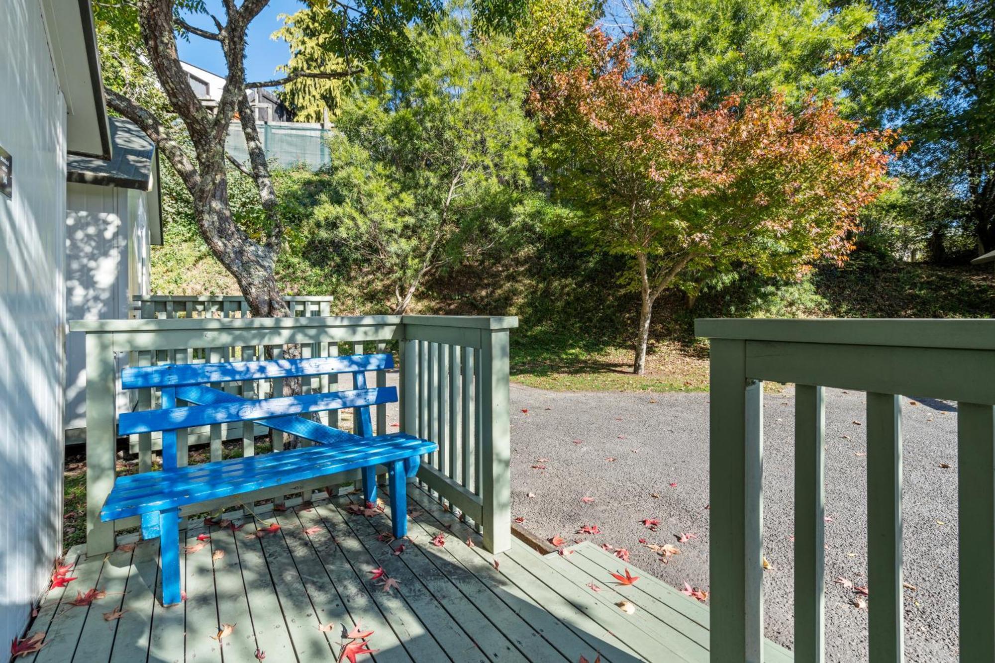 Tasman Holiday Parks Picton Dış mekan fotoğraf A view of the deck at the 1906 Spring Street house