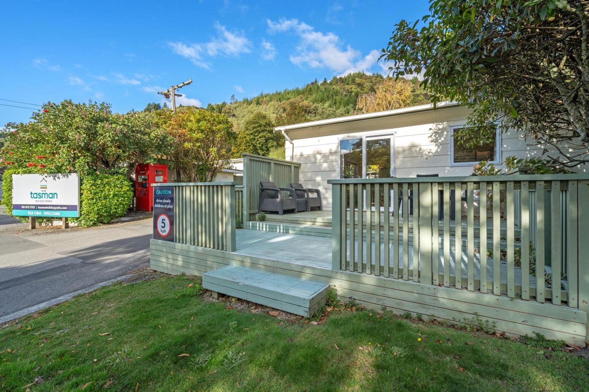 Tasman Holiday Parks Picton Dış mekan fotoğraf A static home at the park