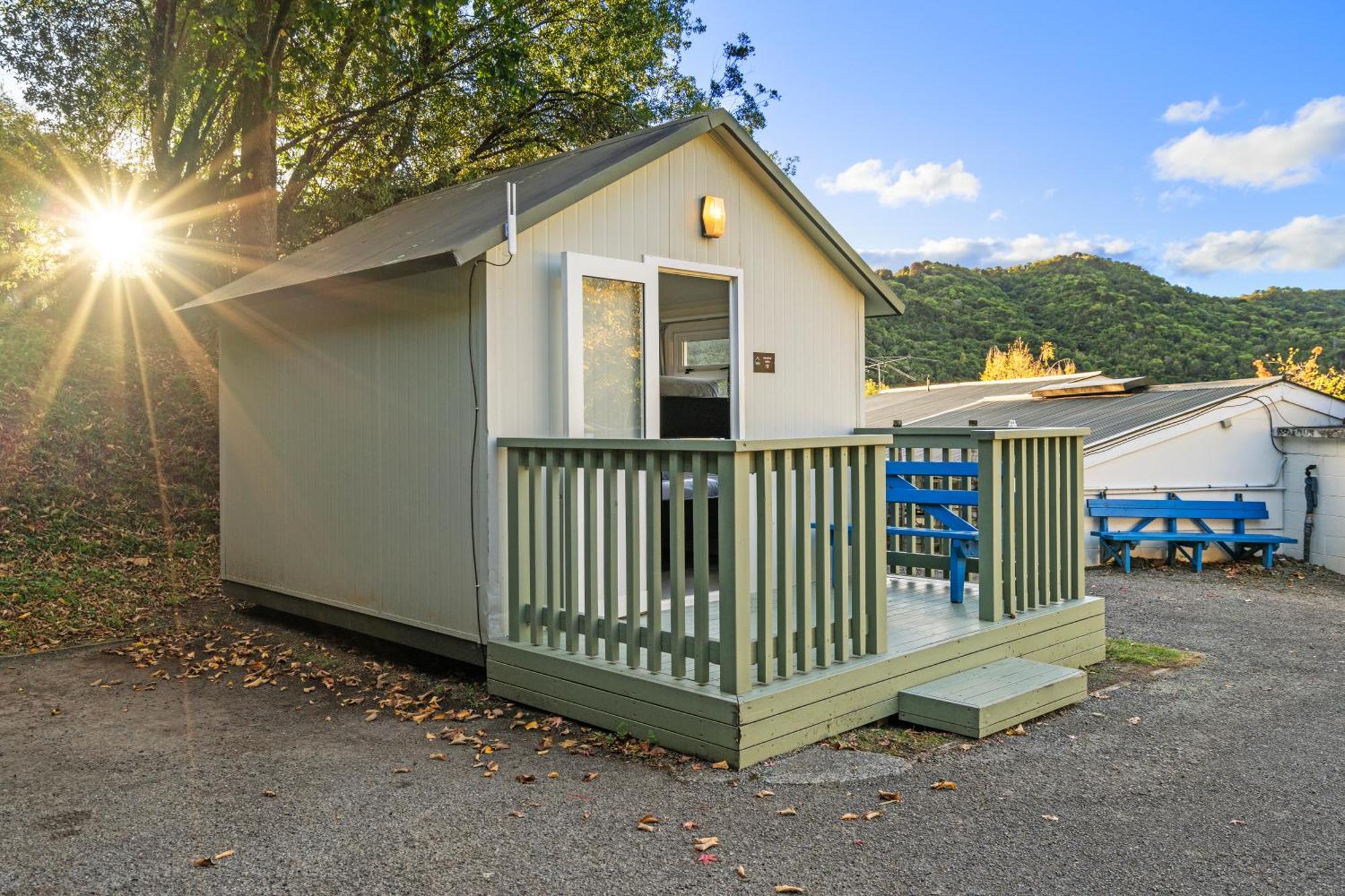 Tasman Holiday Parks Picton Dış mekan fotoğraf A tiny home at the Riverview Motel in New Zealand