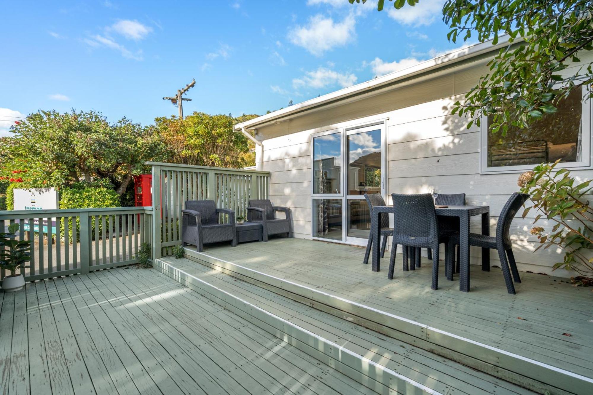 Tasman Holiday Parks Picton Dış mekan fotoğraf A deck in New Zealand